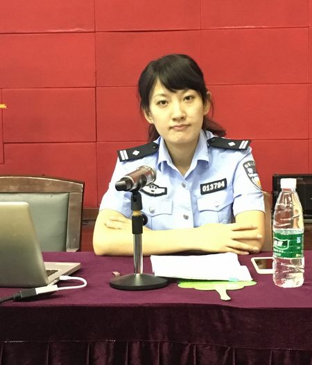 南京市公安局内保支队副支队长王春芳做安全教育报告